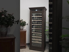 Dunkelbrauner Weinkühlschrank aus Holzrahmen